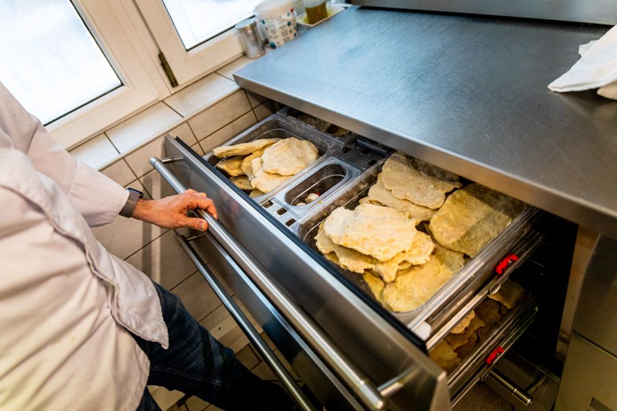 Vorbereitete Schnitzel in einer Kühlschublade